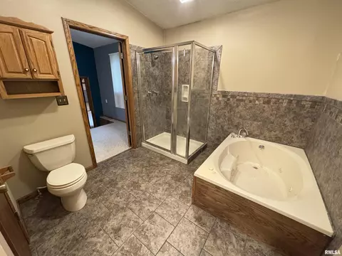 Bath - 1740 120th St, Cameron, IL 61423 photo 2 of 5