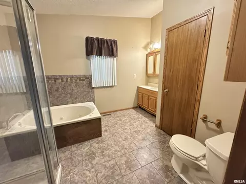 Bath - 1740 120th St, Cameron, IL 61423 photo 1 of 5