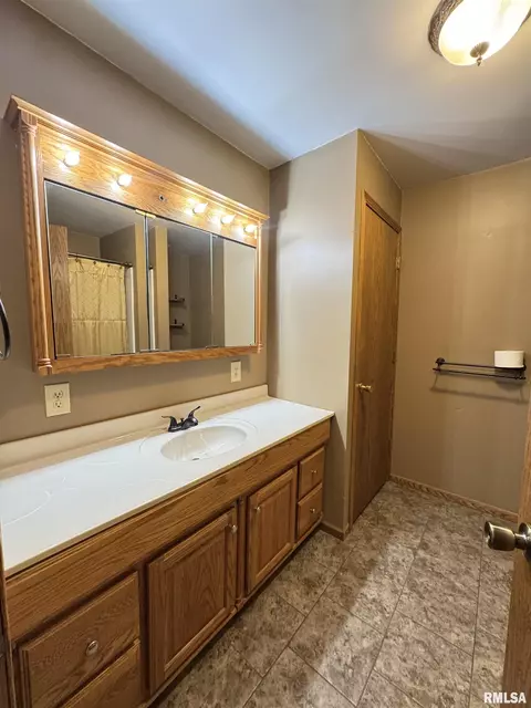 Bath - 1740 120th St, Cameron, IL 61423 photo 3 of 5