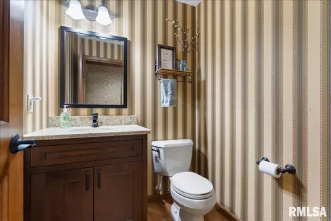 Bath - 3120 Kensington Dr, Springfield, IL 62702 photo 1 of 5