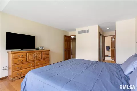 Bedroom - 3120 Kensington Dr, Springfield, IL 62702 photo 8 of 10
