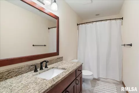 Bath - 3120 Kensington Dr, Springfield, IL 62702 photo 2 of 5