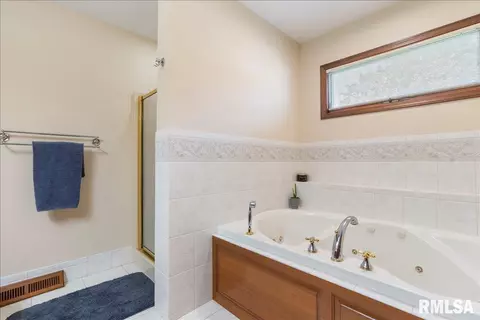 Bath - 3120 Kensington Dr, Springfield, IL 62702 photo 5 of 5