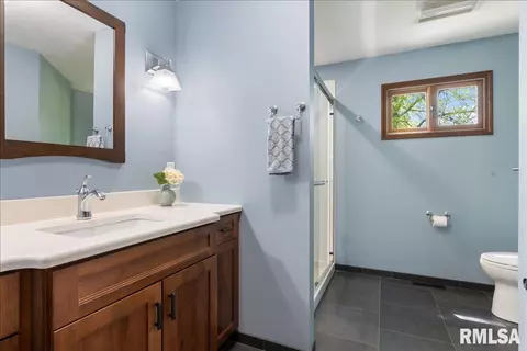 Bath - 3120 Kensington Dr, Springfield, IL 62702 photo 4 of 5
