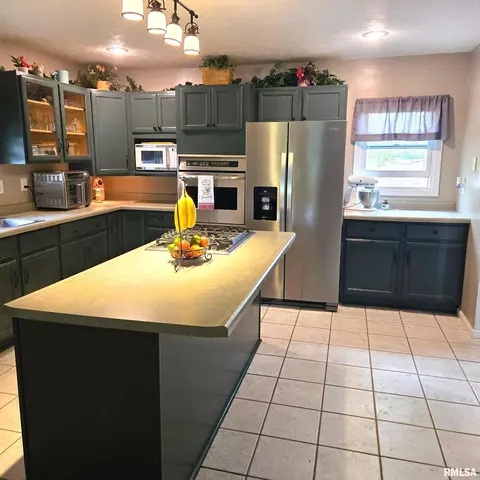 Kitchen - 3400 Ginger Creek Dr, Springfield, IL 62711 photo 4 of 6