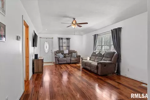208 E Teak St, Thayer, IL 62689 photo 8