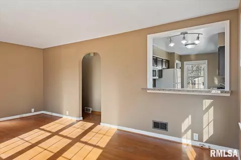 2524 S Walnut St, Springfield, IL 62704 photo 6
