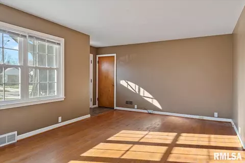 2524 S Walnut St, Springfield, IL 62704 photo 7