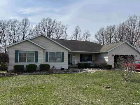 3814 Lake Dr, Taylorville, IL 62568