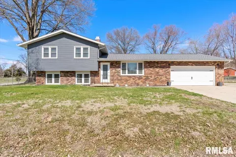1 Holiday Ln, Riverton, IL 62561