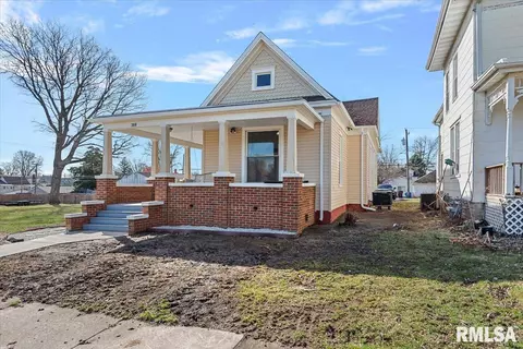 309 7th St, Lincoln, IL 62656