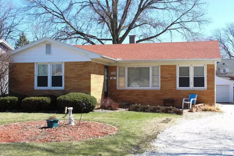 915 S Whitesboro St, Galesburg, IL 61401