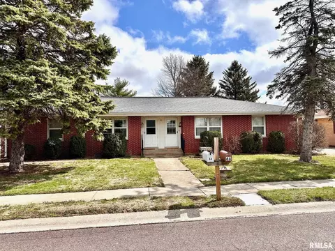 6 Eisenhower Dr, Jacksonville, IL 62650