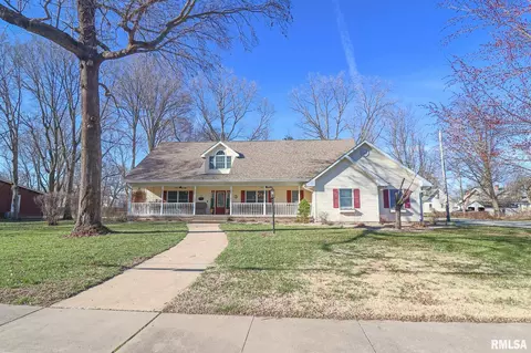636 E 2nd South St, Carlinville, IL 62626
