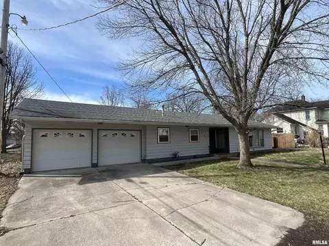 226 W Holden St, Virden, IL 62690