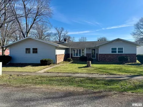 101 S Elm St, Stonington, IL 62567