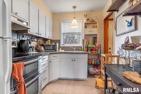 Kitchen - 2628 Kent Dr, Springfield, IL 62703 photo 2 of 2