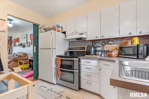 Kitchen - 2628 Kent Dr, Springfield, IL 62703 photo 1 of 2