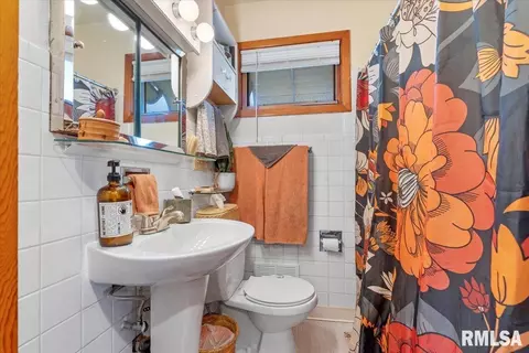 Bath - 2628 Kent Dr, Springfield, IL 62703 photo 1 of 1