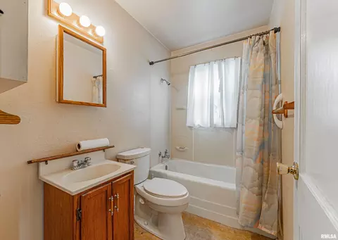 Bath - 1426 3rd St, Lincoln, IL 62656 photo 1 of 1