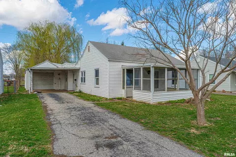 1426 3rd St, Lincoln, IL 62656