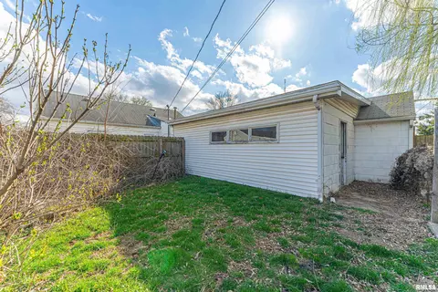 Exterior - 1426 3rd St, Lincoln, IL 62656 photo 3 of 4