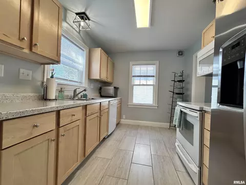 2153 S State St, Springfield, IL 62704 photo 8