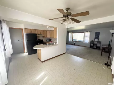Living - 1422 E Stanford Ave, Springfield, IL 62703 photo 4 of 4