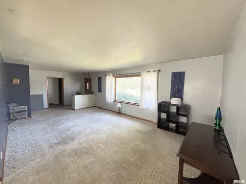 Living - 1422 E Stanford Ave, Springfield, IL 62703 photo 2 of 4