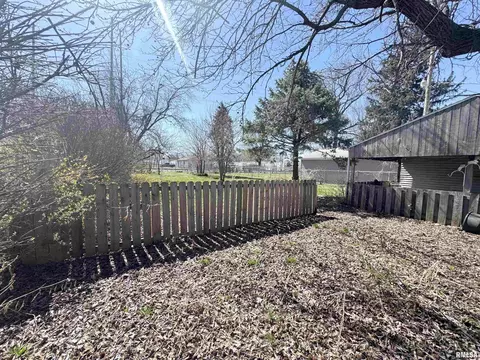 Exterior - 1422 E Stanford Ave, Springfield, IL 62703 photo 3 of 4