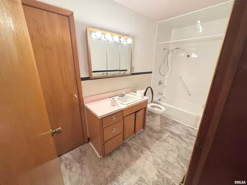 Bath - 1422 E Stanford Ave, Springfield, IL 62703 photo 1 of 1