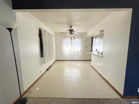 Living - 1422 E Stanford Ave, Springfield, IL 62703 photo 3 of 4