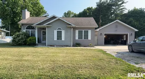 4660 Wilson Dr, Taylorville, IL 62568