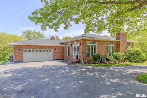 4 Valley Ln, Carlinville, IL 62626