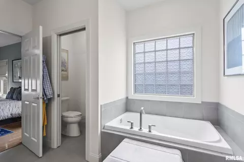Bath - 3113 Ironoak Cir, Springfield, IL 62711 photo 1 of 6