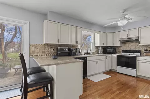 Kitchen - 48 Danbury Dr, Springfield, IL 62704 photo 1 of 3