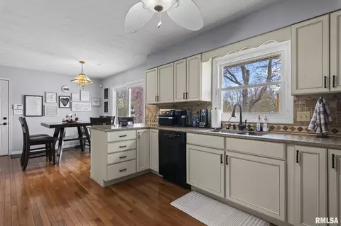 Kitchen - 48 Danbury Dr, Springfield, IL 62704 photo 2 of 3