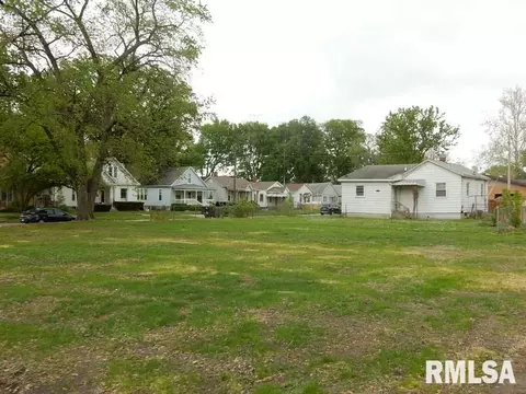 415 5th St, Lincoln, IL 62656