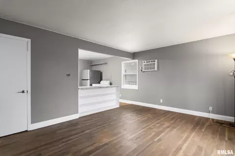 Living - 11 Bunn Ct, Springfield, IL 62703 photo 2 of 3