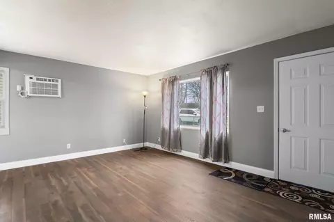 Living - 11 Bunn Ct, Springfield, IL 62703 photo 3 of 3