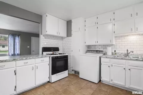 Kitchen - 11 Bunn Ct, Springfield, IL 62703 photo 1 of 1