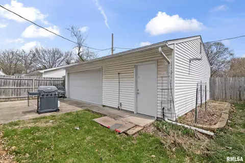 920 N Walnut St, Springfield, IL 62702 photo 4