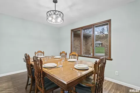 Dining - 54 Top Hill Ln, Springfield, IL 62704 photo 2 of 3
