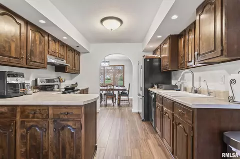 Kitchen - 54 Top Hill Ln, Springfield, IL 62704 photo 3 of 6
