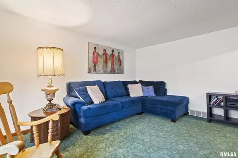 Living - 54 Top Hill Ln, Springfield, IL 62704 photo 2 of 2