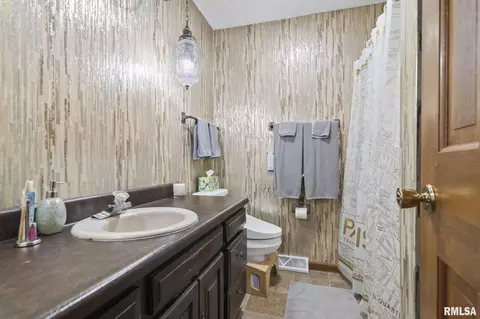 Bath - 54 Top Hill Ln, Springfield, IL 62704 photo 2 of 3