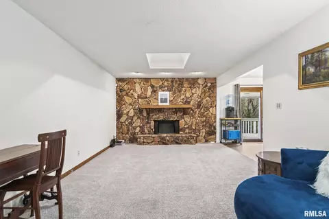 Living - 54 Top Hill Ln, Springfield, IL 62704 photo 1 of 2