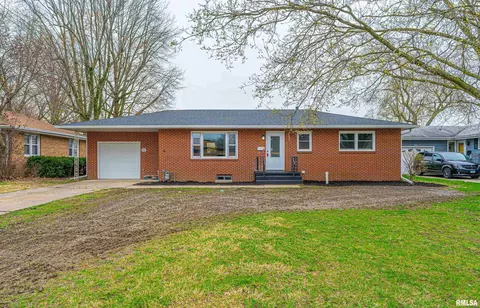 537 11th St, Lincoln, IL 62656