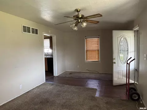 Living - 2803 S Pasfield St, Springfield, IL 62704 photo 2 of 3