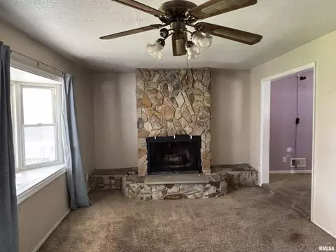 Living - 2803 S Pasfield St, Springfield, IL 62704 photo 1 of 3